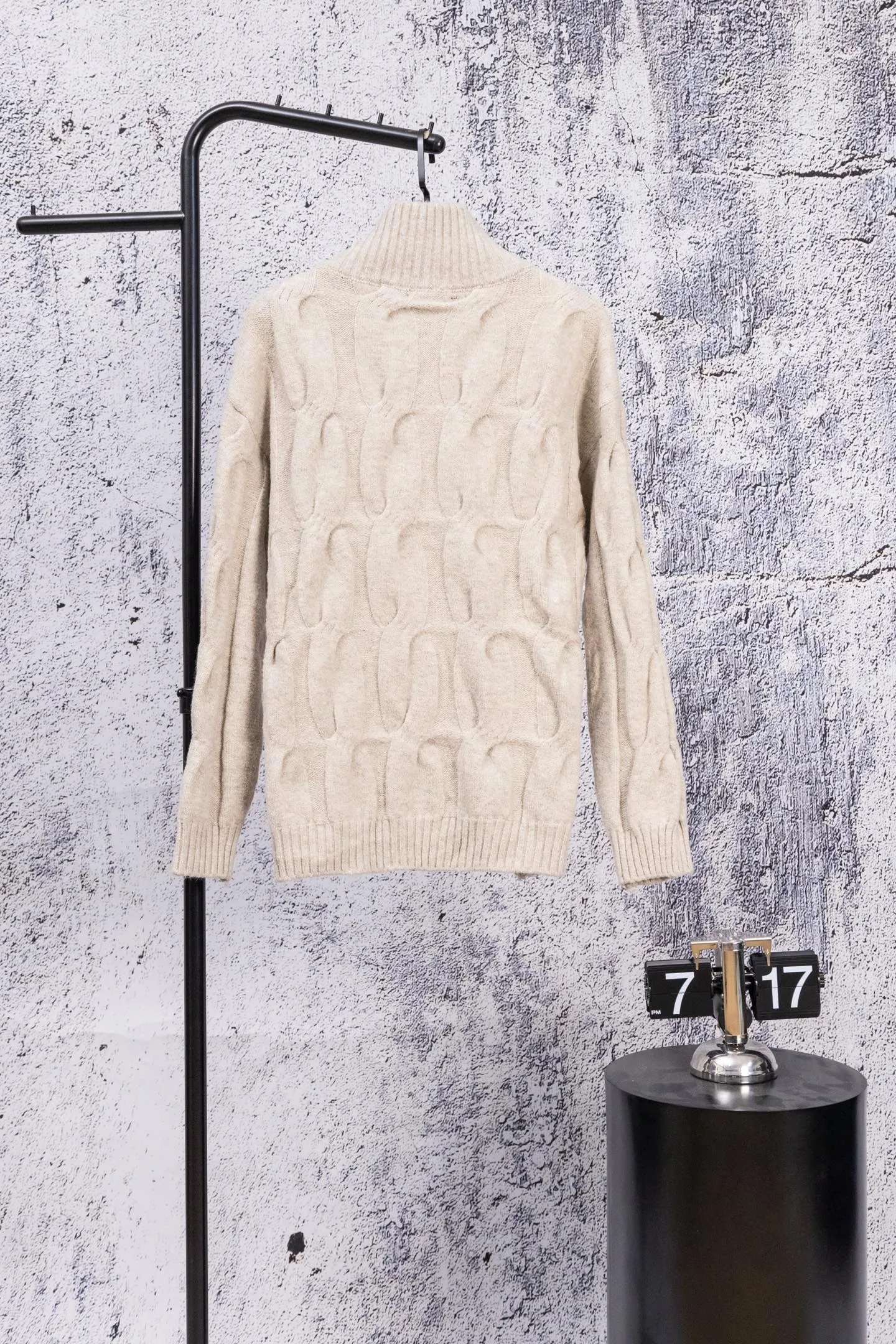 P190 Ralph Lauren 2026 new blended twist craft autumn and winter high-quality double zipper stand collar knitted cardigan jacket. Its design is really amazing. The blended twist craft makes it full of texture. The double zipper stand collar design is not only warm but also super stylish. Wearing it instantly enhances your temperament. Whether it is paired with a dress or jeans, it can be easily worn, showing a high-end feel in autumn and winter. The colors are also super nice, and each one is super elegant. Wearing them while walking on the street will turn heads 100% of the time. 🎺 This autumn and winter, buy yourself a warm and fashionable jacket, so that you can look beautiful in the cold weather. Size: S M L Color: Beige Black Gray